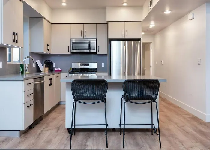 Chic And Elegant 2-Bedroom Haven W/ Roof Deck