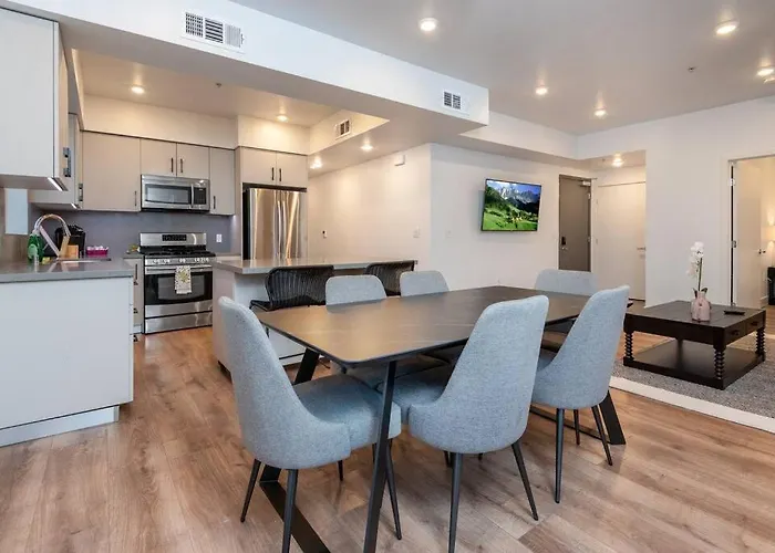 Chic And Elegant 2-Bedroom Haven W/ Roof Deck
