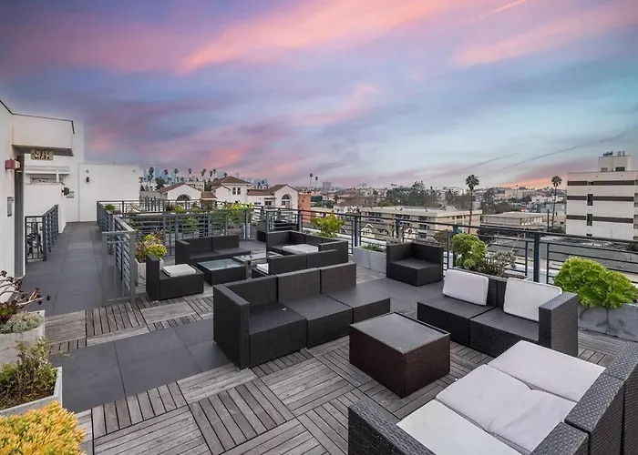 Chic And Elegant 2-Bedroom Haven W/ Roof Deck
