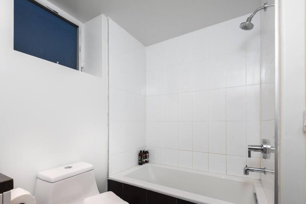 Chic And Elegant 2-bedroom Haven W/ Roof Deck Hébergement de vacances