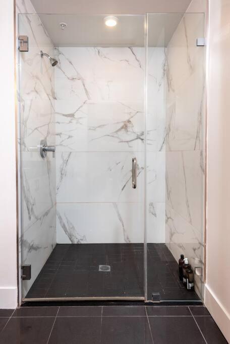 Hébergement de vacances Chic And Elegant 2-bedroom Haven W/ Roof Deck *