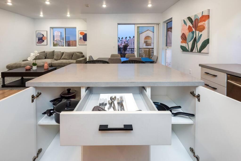 Chic And Elegant 2-bedroom Haven W/ Roof Deck Hébergement de vacances