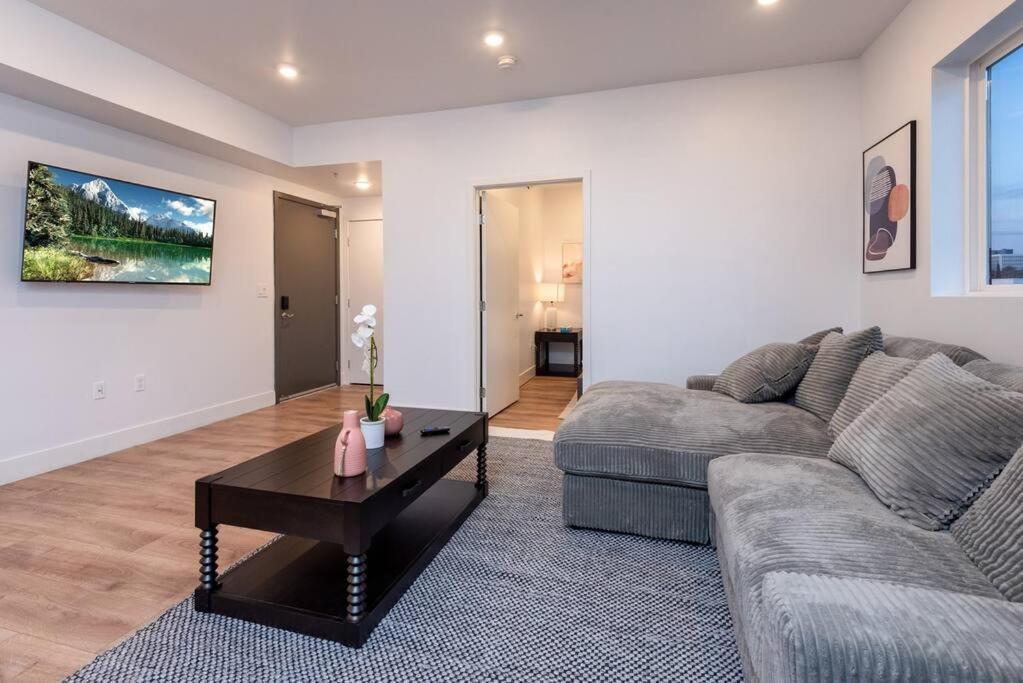 Chic And Elegant 2-bedroom Haven W/ Roof Deck Hébergement de vacances